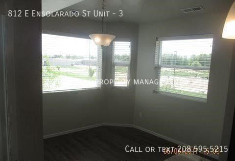 Building Photo - Nice newer unit close to shopping!