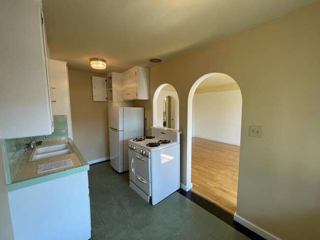 Building Photo - 4205 Lockwood Ave