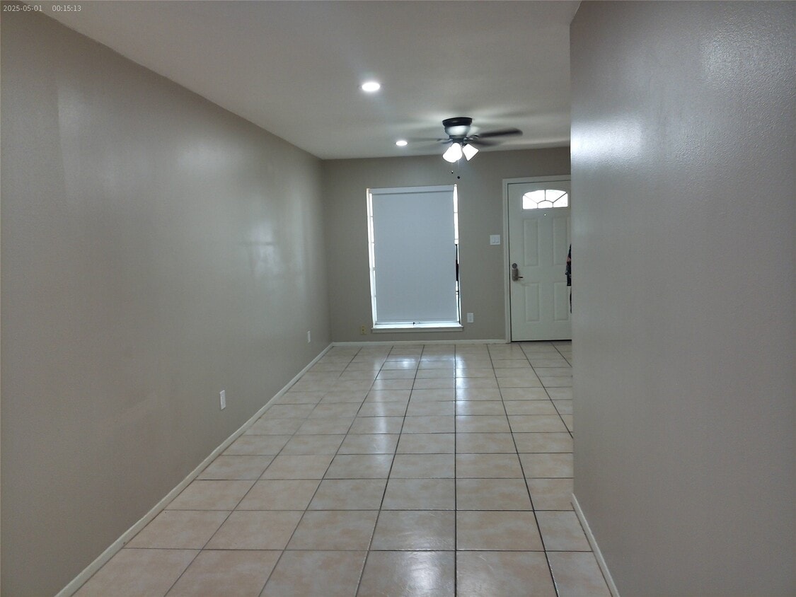 Building Photo - 1102 W Tri Oaks Ln