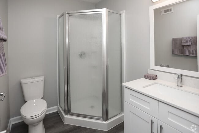 2BR, 2BA - 1,140SF - Bathroom - Spinnaker Court
