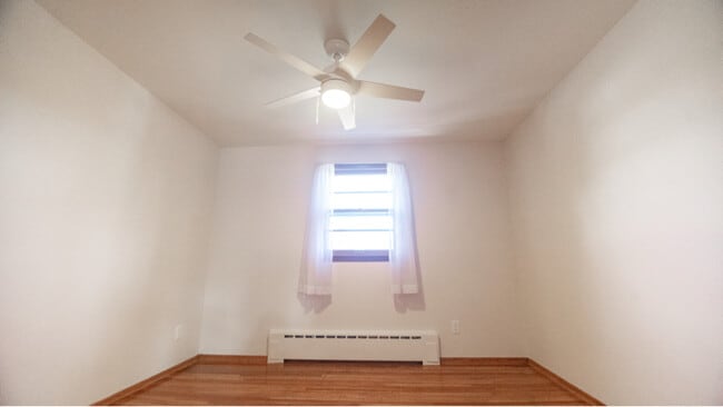 Building Photo - 1402 Summit Ave