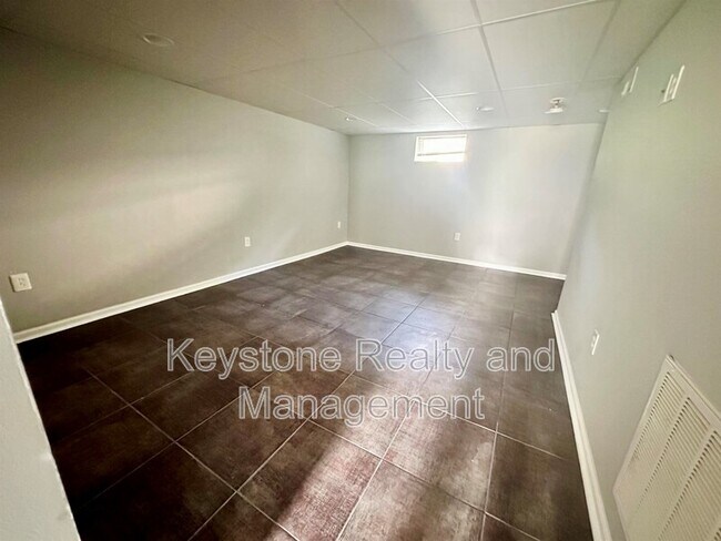 Building Photo - 18 Edgehill Dr