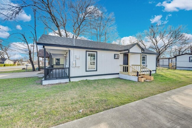 Building Photo - 418 E Avenue F