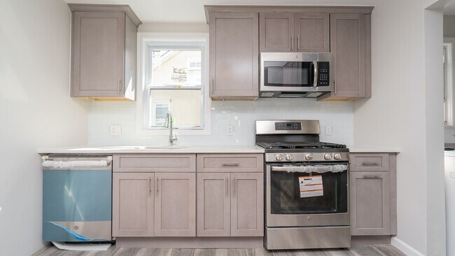 Building Photo - 203 Waverly Avenue, Unit 2