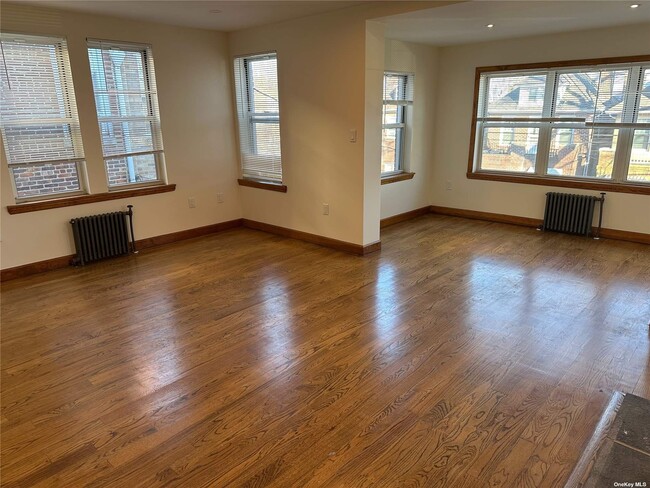 Foto del edificio - 6133 Delafield Ave