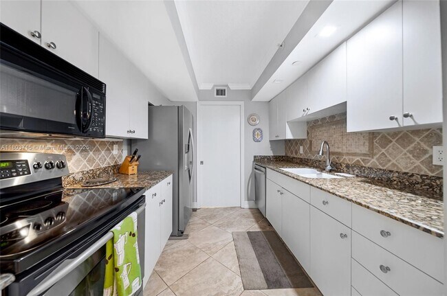 Building Photo - 6917 Collins Ave