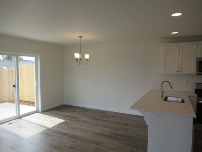 Foto del edificio - Newer Three Bedroom Duplex