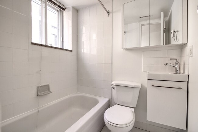 Building Photo - 25 Av des Pins O