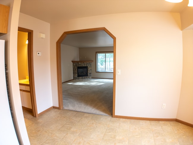Building Photo - 2 Bedroom Apartment in Quiet Neighborhood!