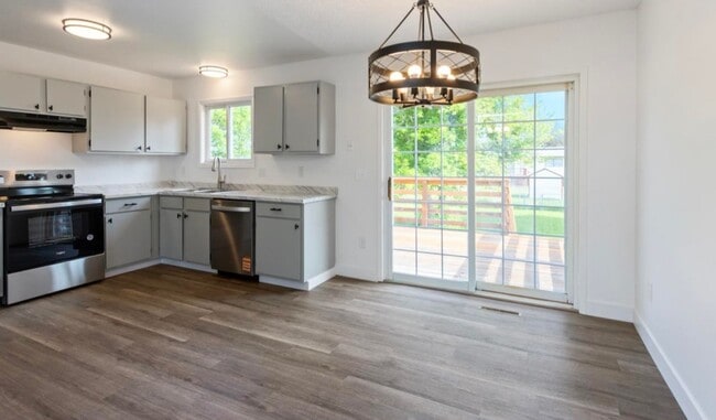 Building Photo - Newly Remodeled 4 bedroom Home-For Rent