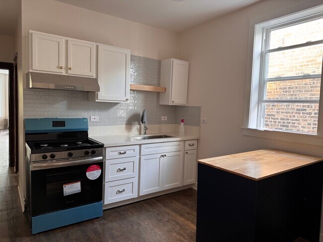 Foto del edificio - 2944 N Springfield Ave