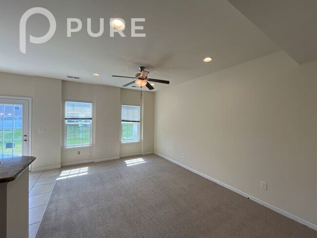Foto del edificio - 2442 Silverthorn Dr