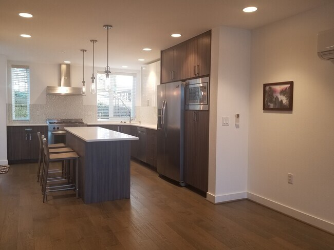 Foto del edificio - Spacious and modern townhome in Downtown Bellevue