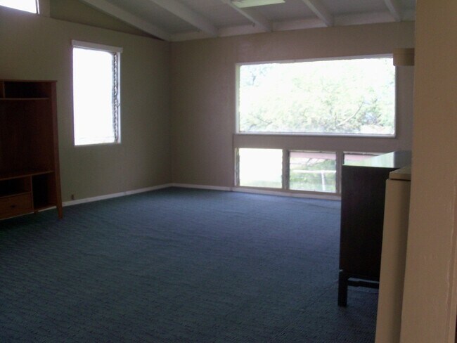 Building Photo - Ocean View One Bedroom Duplex