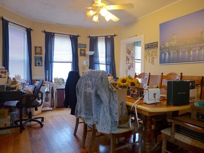 Foto del edificio - 33 Oak Square Ave