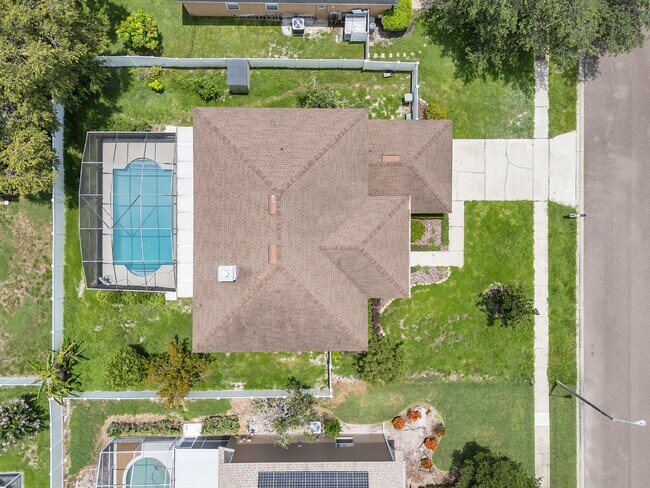 Building Photo - Spacious 6-bedroom, 3-bathroom and pool Tu...