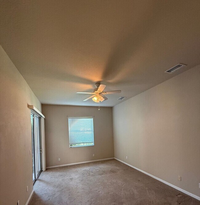 Foto del edificio - 4 Bedroom, 3 Bath Lakefront Home with 3-Car Garage in Stoneybrook at Gateway