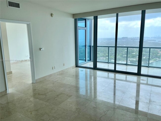 Foto del edificio - 601 NE 36th St