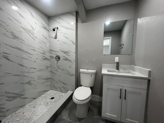 Building Photo - 2067 Laura Ln