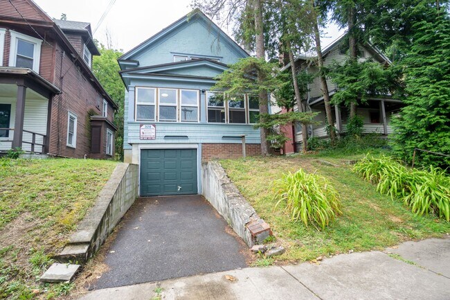 Building Photo - Single Family Home with Enclosed Front Por...