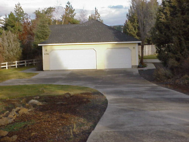 Building Photo - VIDEOTOUR. Three-Car Garage, Huge Yard. PE...