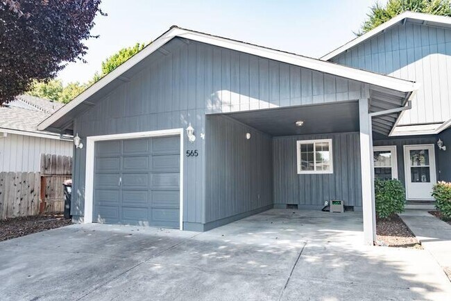 Building Photo - 565 Primrose Dr