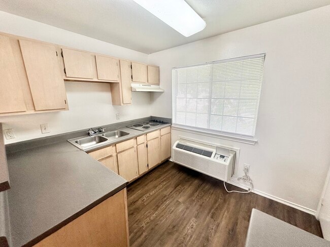 Studio - 2520 W Prairie St