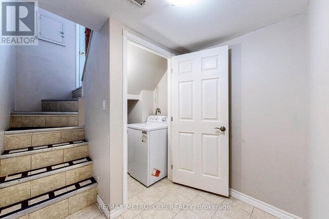 Building Photo - 1028 McCullough Dr