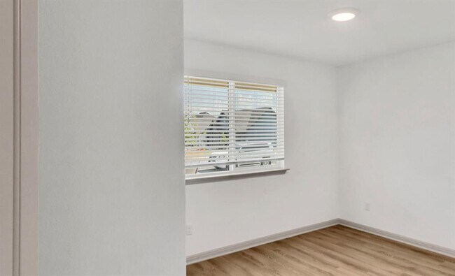 Building Photo - 121 Sweetwater Crk Ln