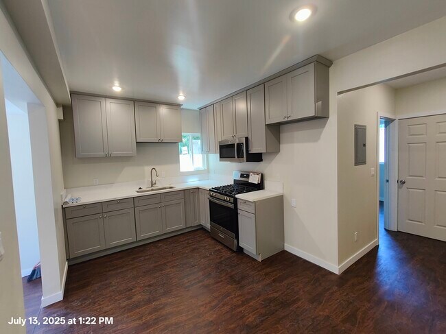 Building Photo - 3319 Roseview Ave