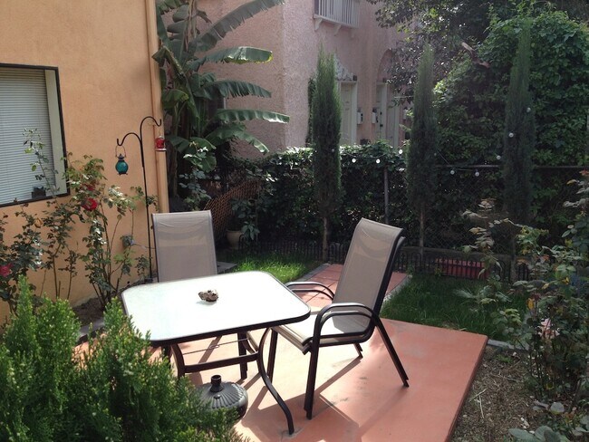 Patio delantero - 910 North Vendome Street