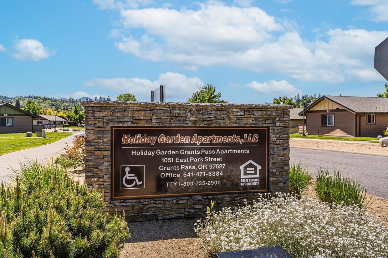 Primary Photo - 1051 E Park St