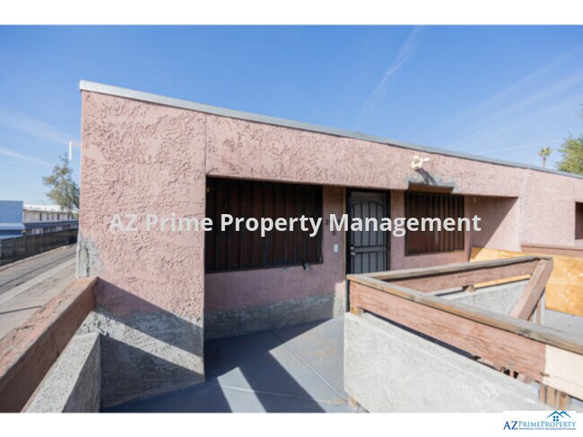 Building Photo - wow! freshly remodeled phoenix 3/1 townhou...