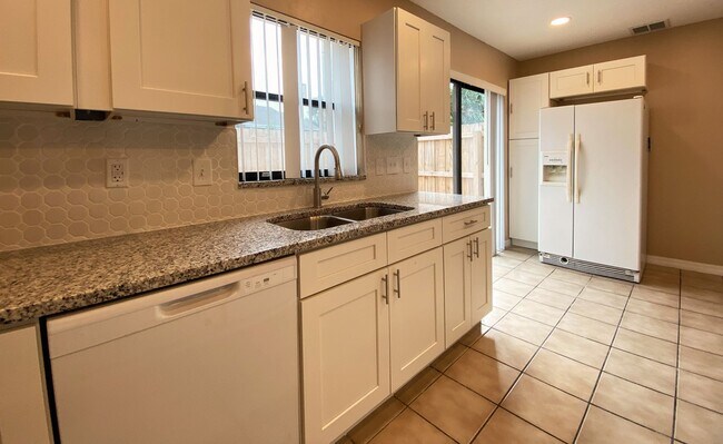 Foto del edificio - Modern Comfort Meets Convenience: Your 2-B...