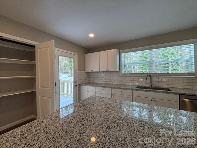 Building Photo - 931 E Front St