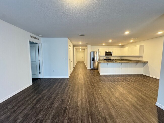 Foto del edificio - BEAUTIFUL, 4 bedroom, 2 bathroom Home in Poinciana!! Cable & Internet Included with Rent!!