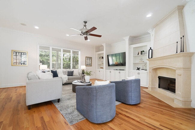 Building Photo - Luxury 5 Bedroom Retreat with Pool in Wedd...