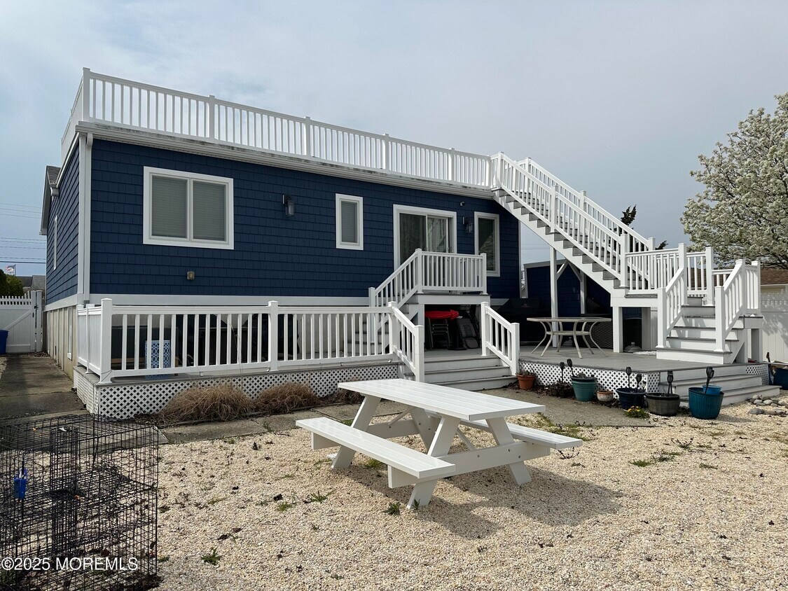 Primary Photo - 988 Capstan Dr