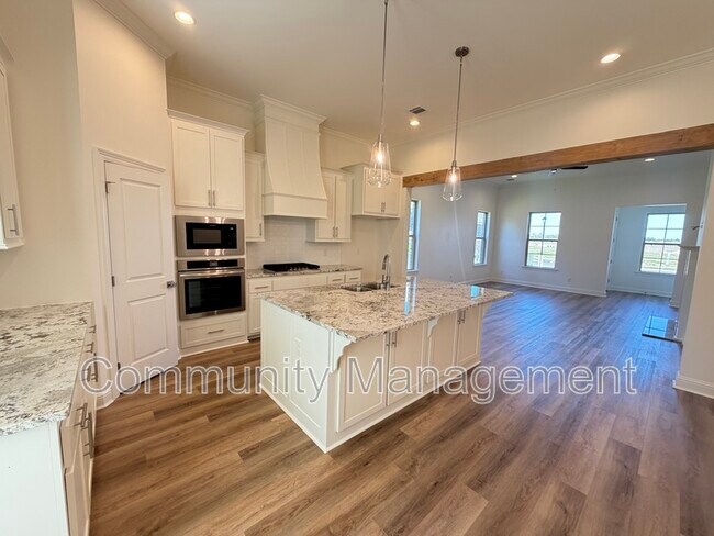 Foto del edificio - 3696 Waterbury Ave