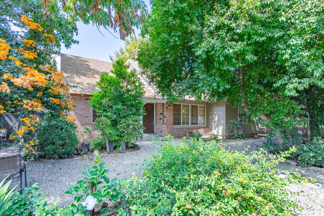 Foto principal - 5825 Fulton Ave
