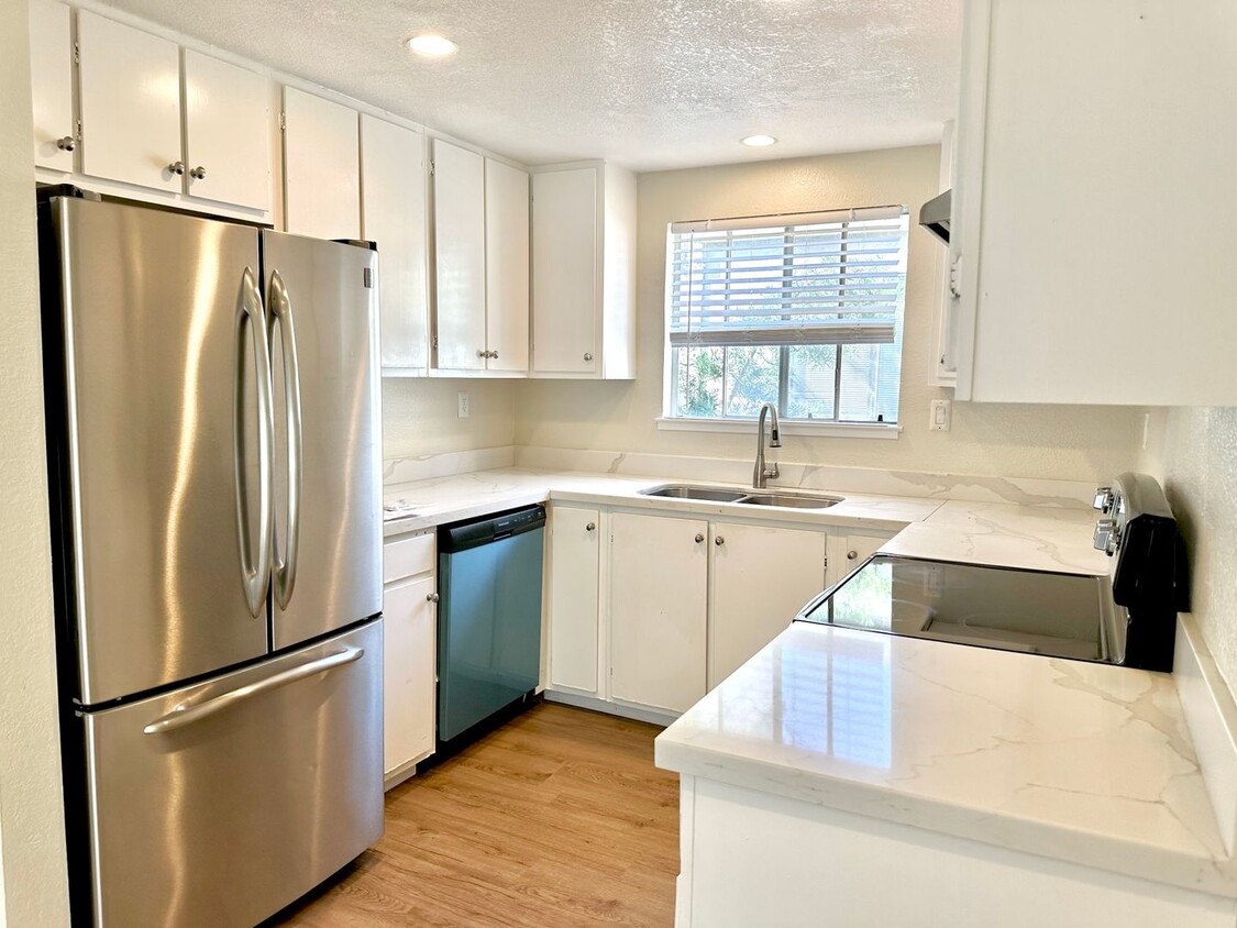 Primary Photo - $2490 / 2BR GORGEOUS REMODELED WARM SPRING...