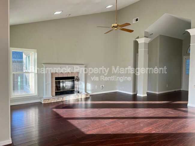Building Photo - 208 Bonham Dr
