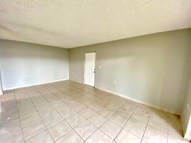 Foto del edificio - 1127 Lake Terry Dr