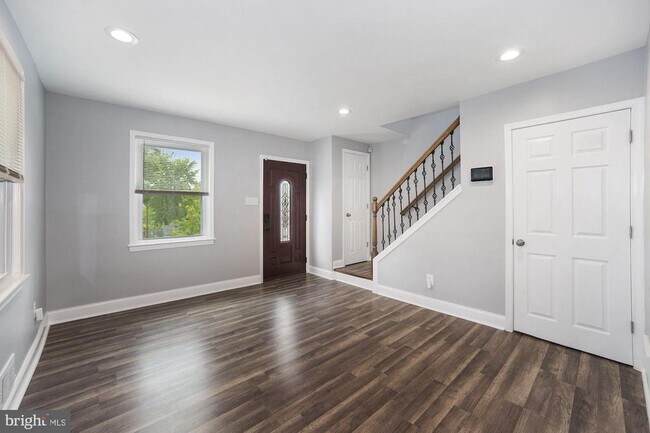 Building Photo - 527 45th St NE