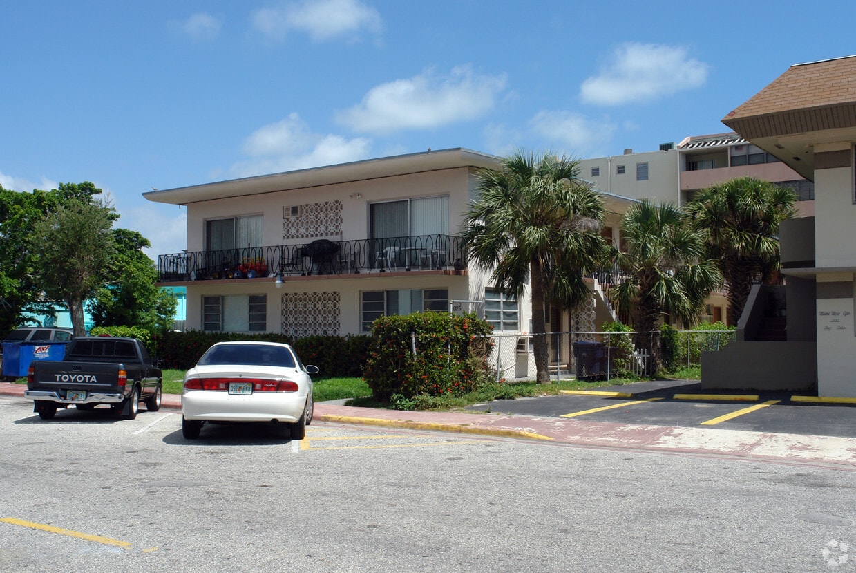 Building Photo - 2025 Bay Dr