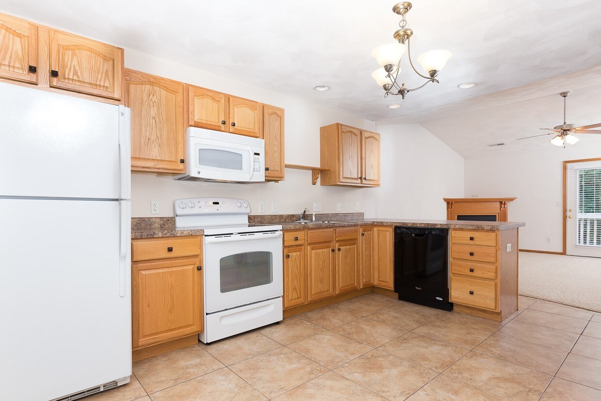 Primary Photo - Wisteria Court Apartments - 1462 - 67