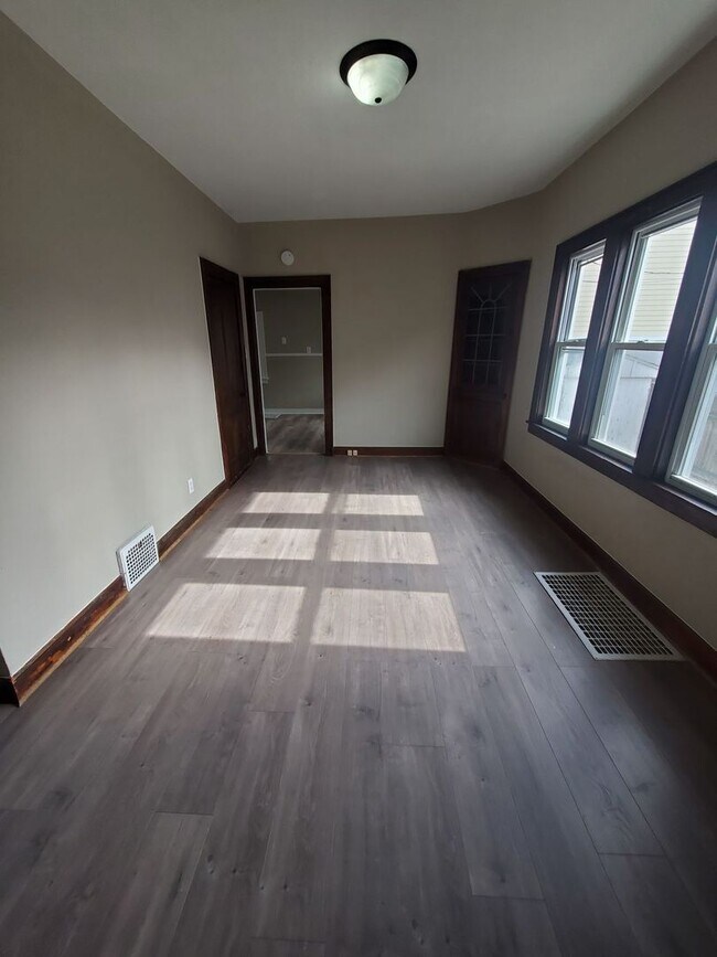 Building Photo - 3 Bedroom Single Family