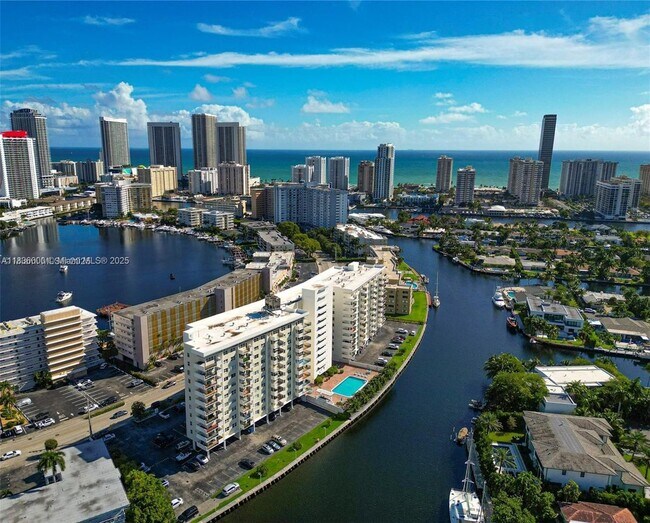 Foto del edificio - 401 Golden Isles Dr