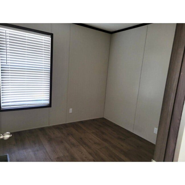 Foto del edificio - 300 W Albert St