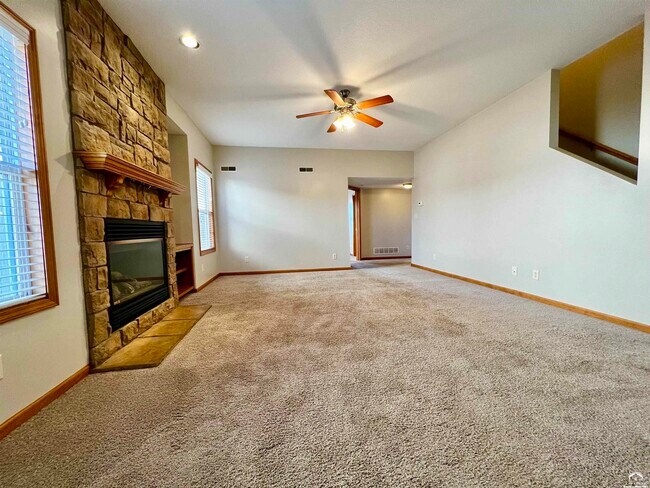 Building Photo - 918 Eagle Ridge Dr